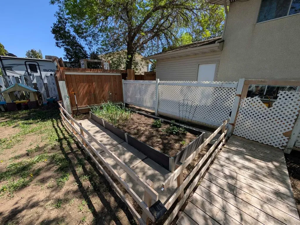 112 Sprague Way SE Medicine Hat AB T1B 2K3