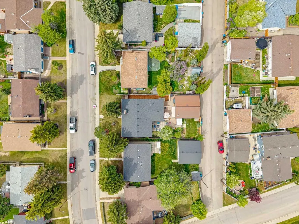 432 Queensland Road SE Calgary AB T2J4G9
