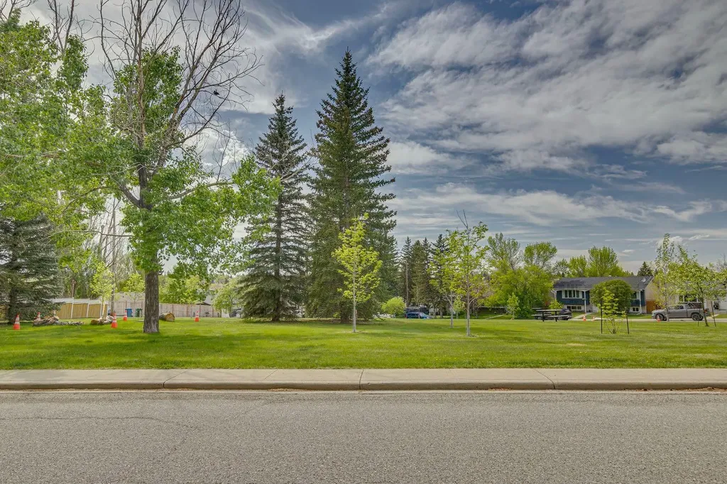 432 Queensland Road SE Calgary AB T2J4G9