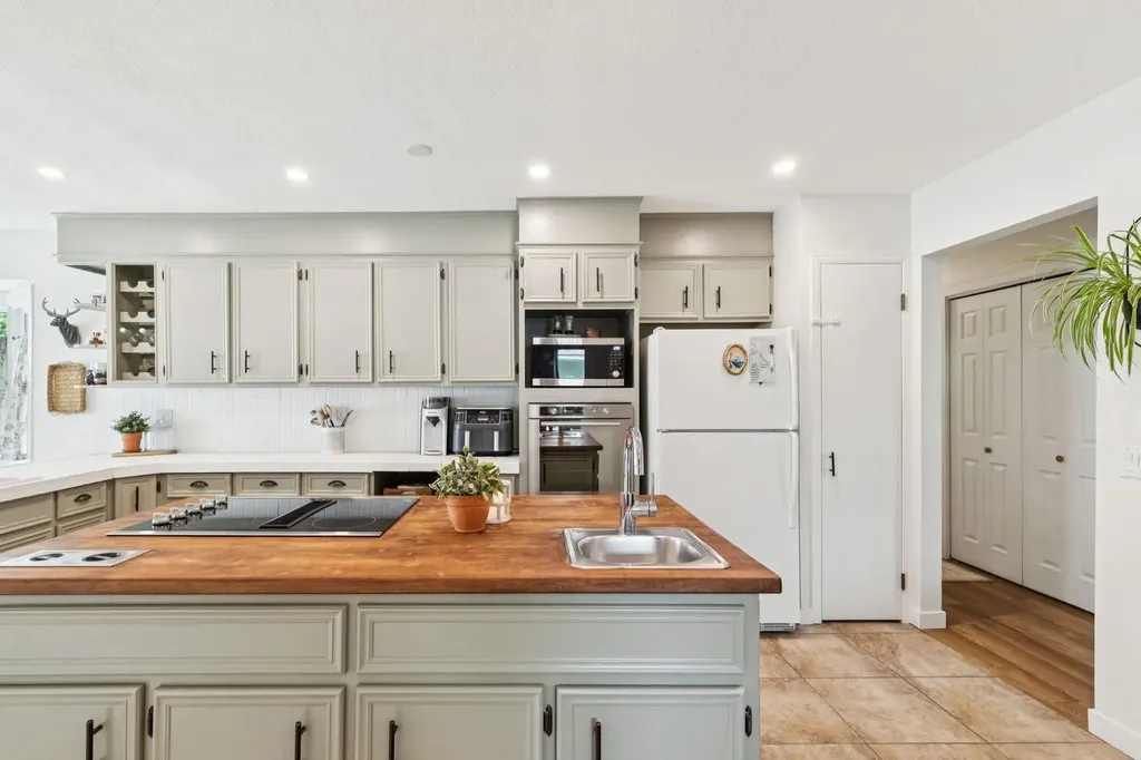 432 Queensland Road SE Calgary AB T2J4G9