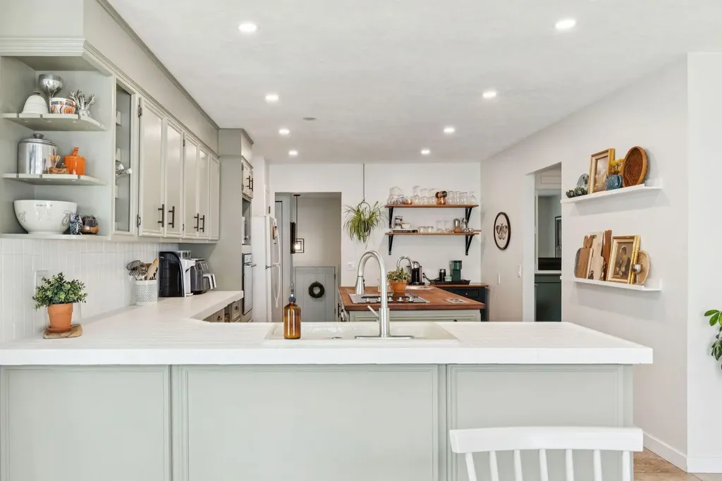 432 Queensland Road SE Calgary AB T2J4G9