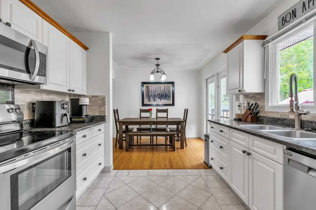 5935 Thornton Road NW Calgary AB T2K 3C3