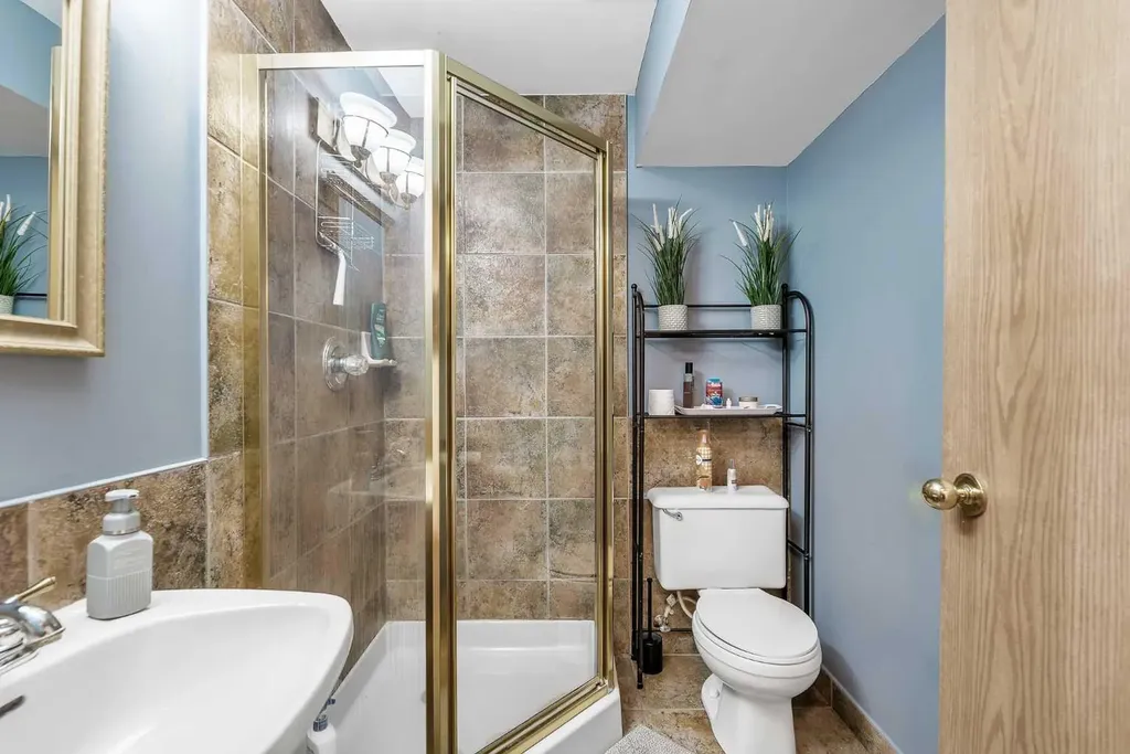 5935 Thornton Road NW Calgary AB T2K 3C3