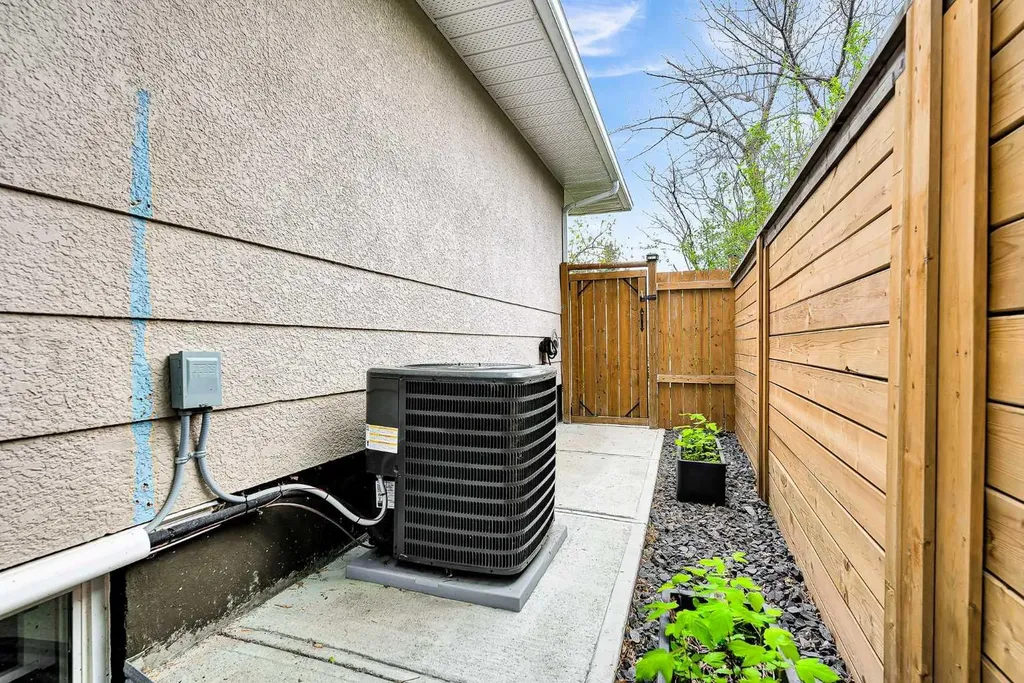5935 Thornton Road NW Calgary AB T2K 3C3