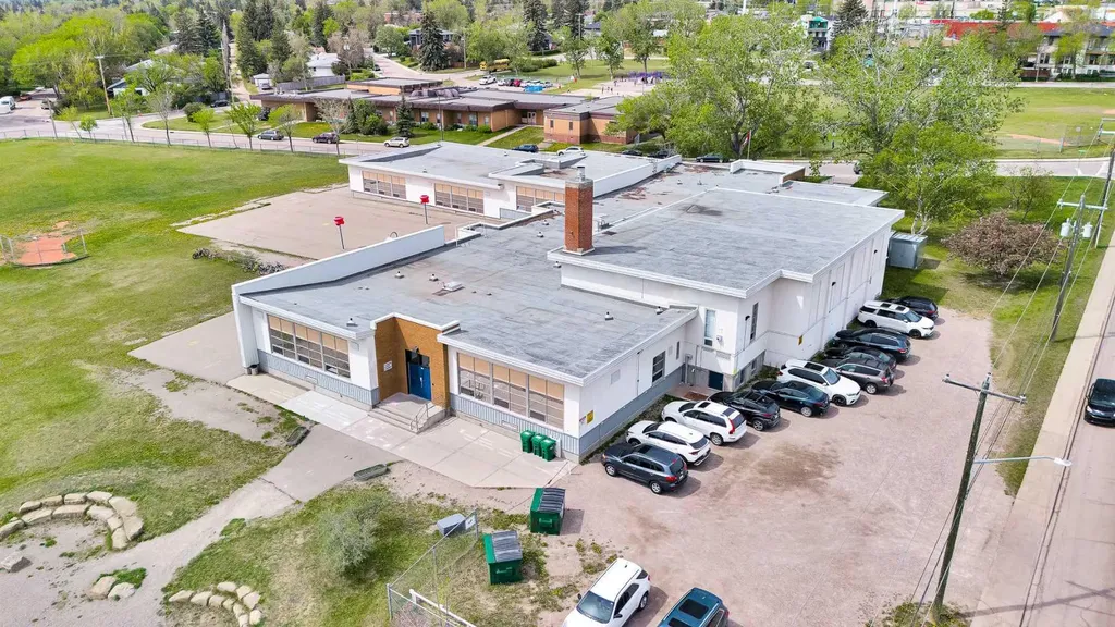 5935 Thornton Road NW Calgary AB T2K 3C3