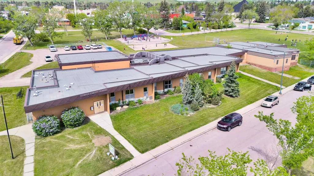 5935 Thornton Road NW Calgary AB T2K 3C3