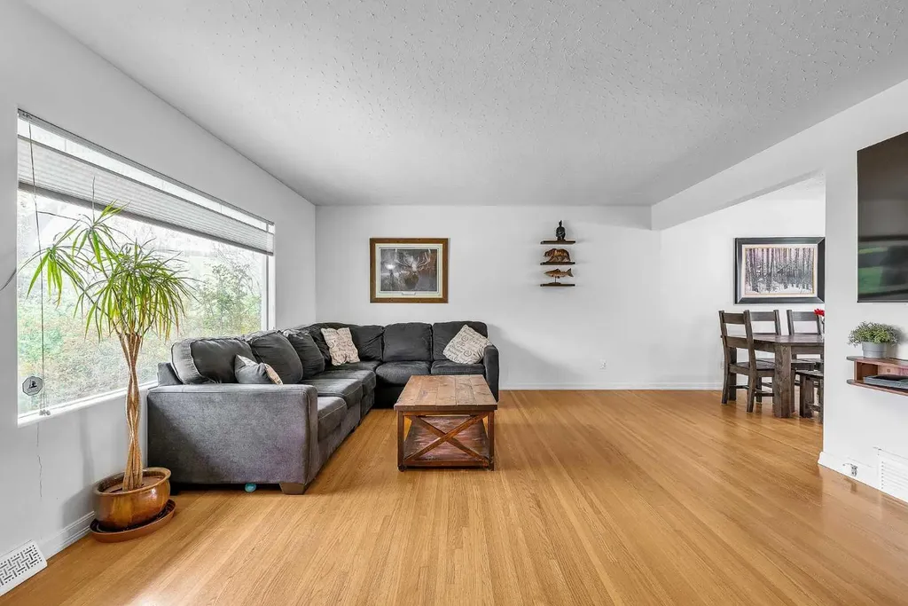 5935 Thornton Road NW Calgary AB T2K 3C3