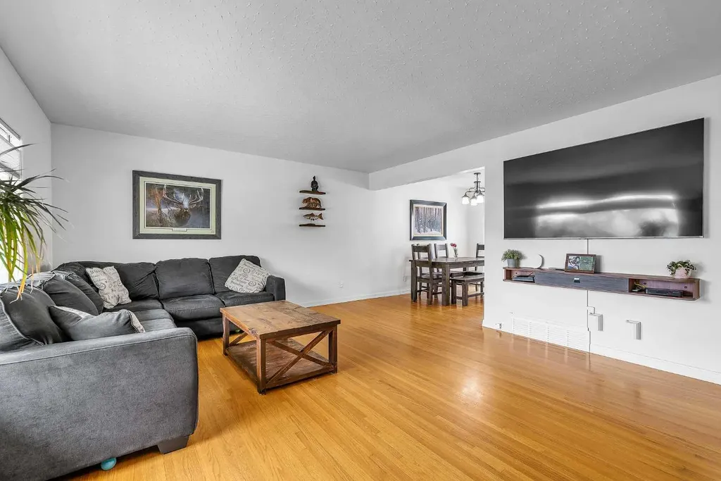 5935 Thornton Road NW Calgary AB T2K 3C3