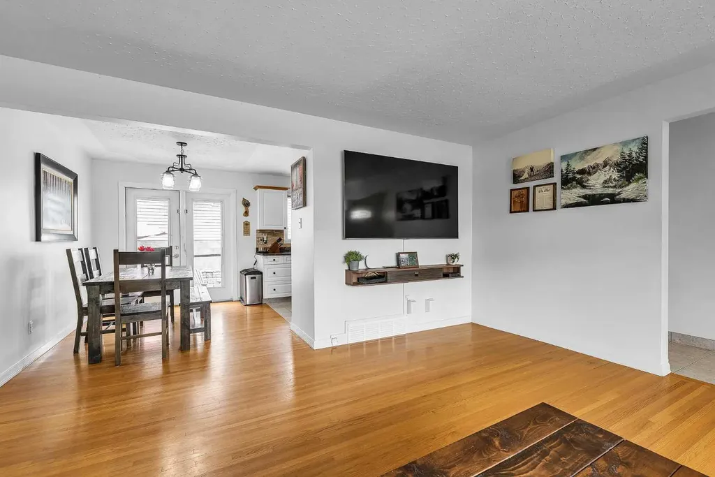 5935 Thornton Road NW Calgary AB T2K 3C3