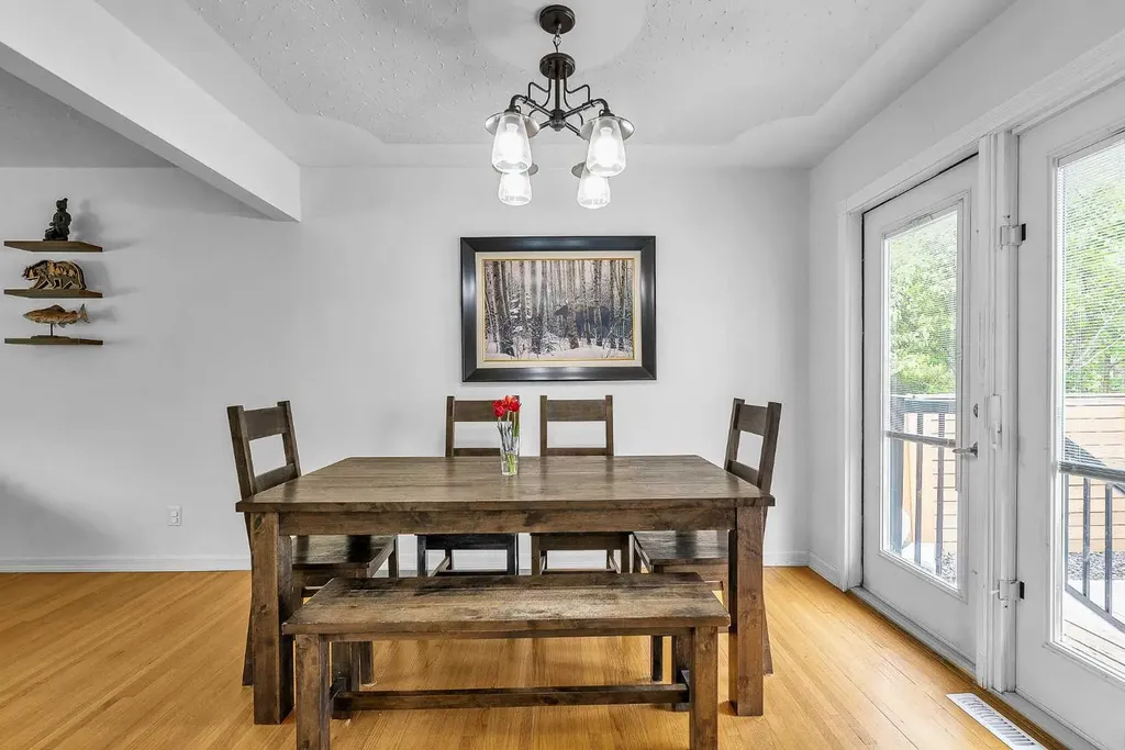 5935 Thornton Road NW Calgary AB T2K 3C3