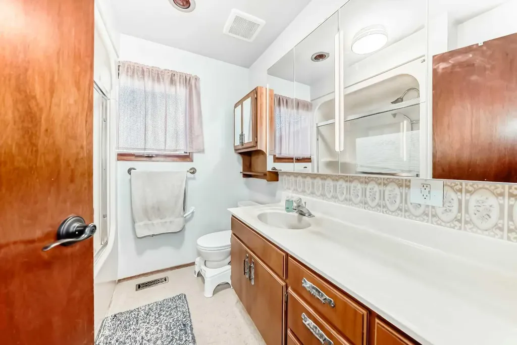 32276 Highway 2 A Rural Mountain View County AB T4H 1T8