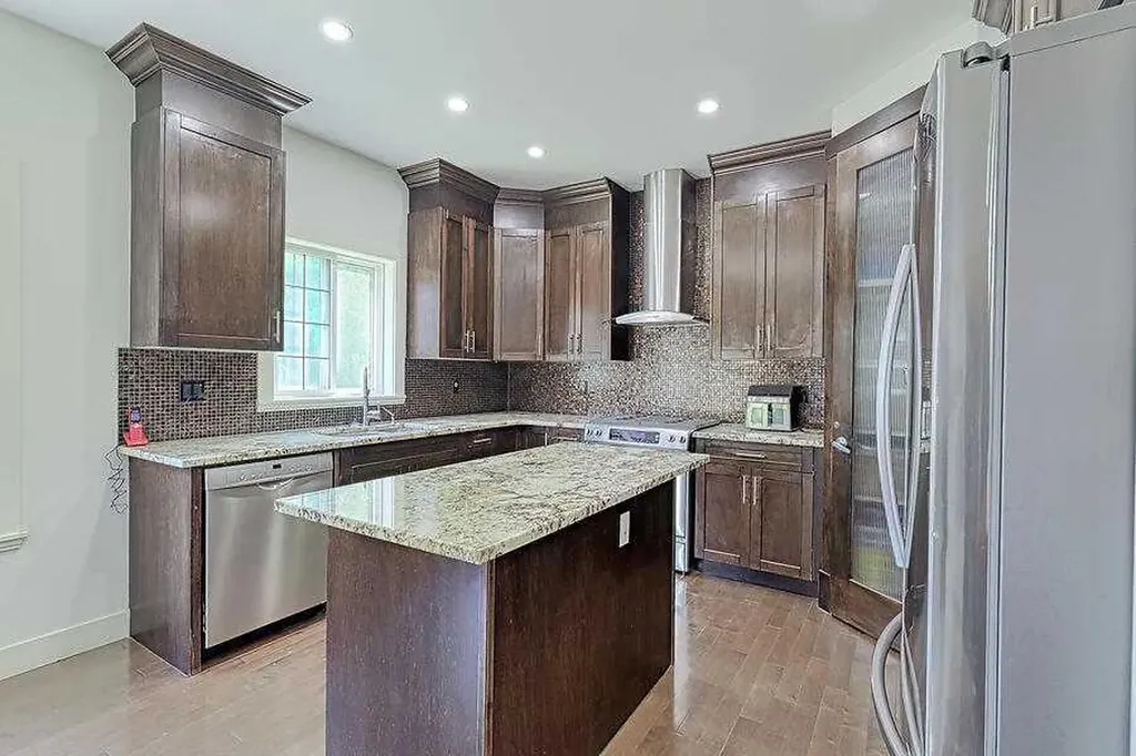 16 Rockcliff Point NW Calgary AB T3G 5Z4