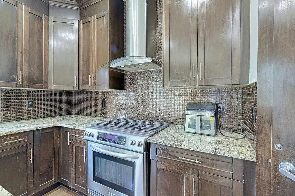 16 Rockcliff Point NW Calgary AB T3G 5Z4