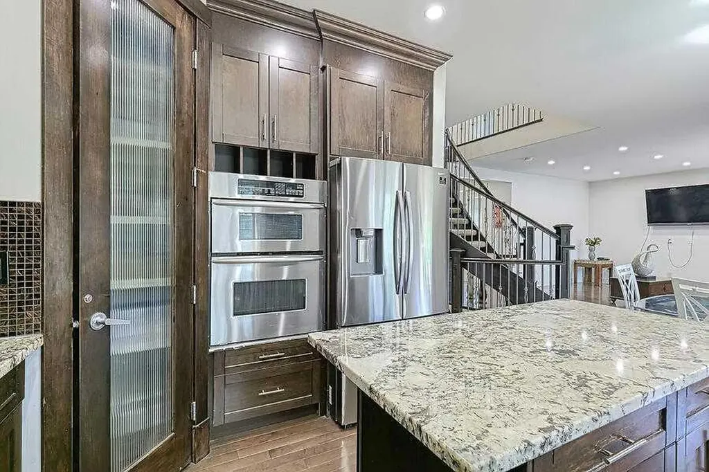 16 Rockcliff Point NW Calgary AB T3G 5Z4