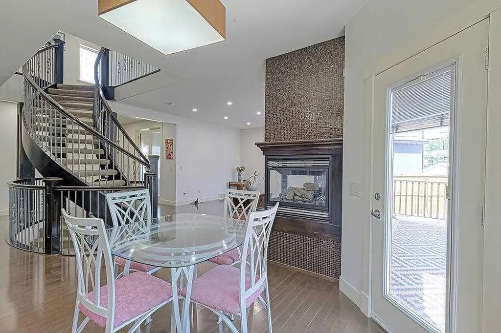 16 Rockcliff Point NW Calgary AB T3G 5Z4