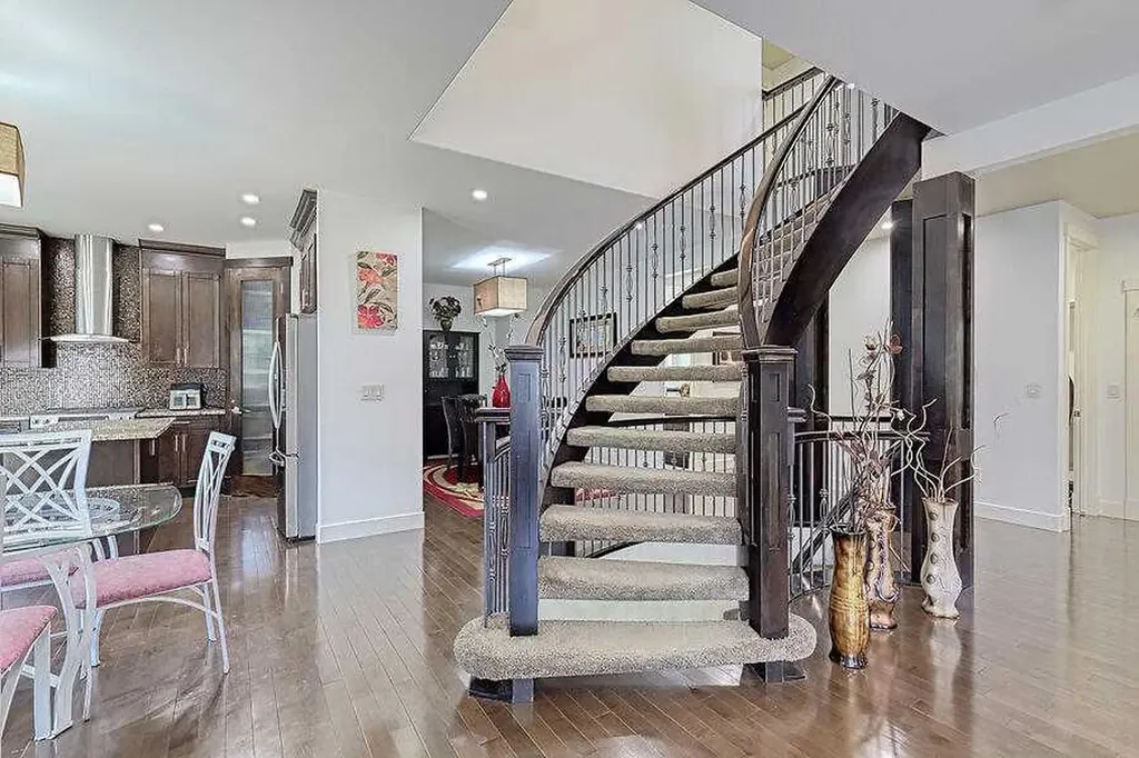 16 Rockcliff Point NW Calgary AB T3G 5Z4
