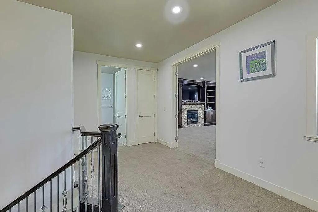 16 Rockcliff Point NW Calgary AB T3G 5Z4