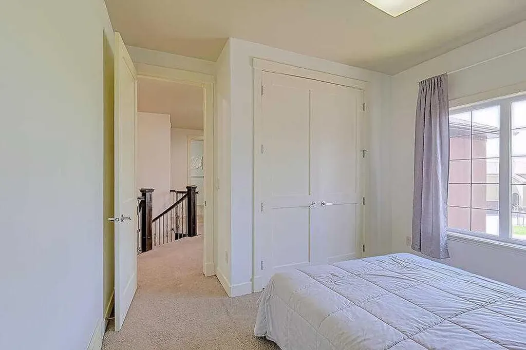 16 Rockcliff Point NW Calgary AB T3G 5Z4