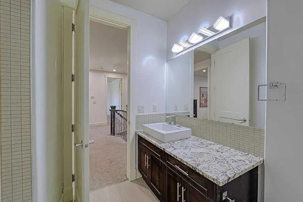 16 Rockcliff Point NW Calgary AB T3G 5Z4