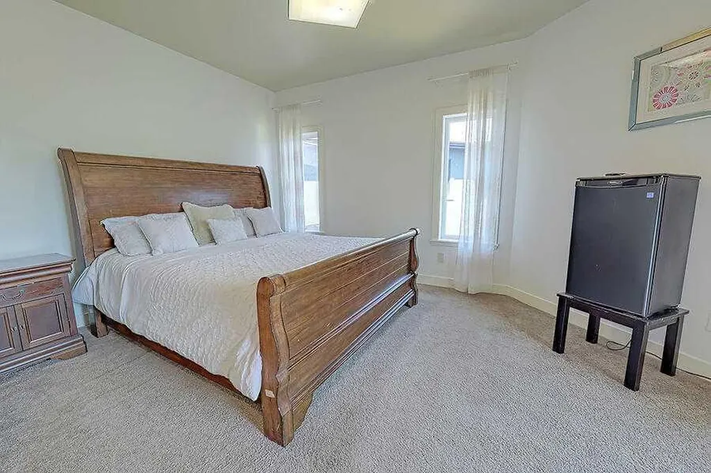 16 Rockcliff Point NW Calgary AB T3G 5Z4