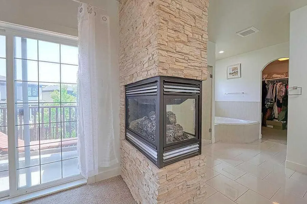 16 Rockcliff Point NW Calgary AB T3G 5Z4