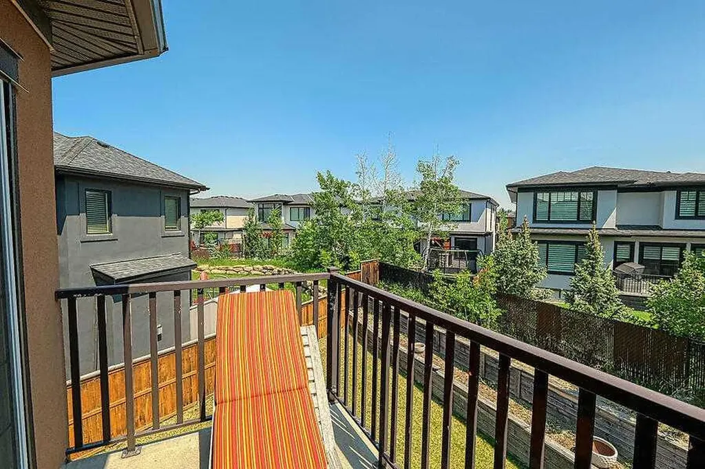 16 Rockcliff Point NW Calgary AB T3G 5Z4