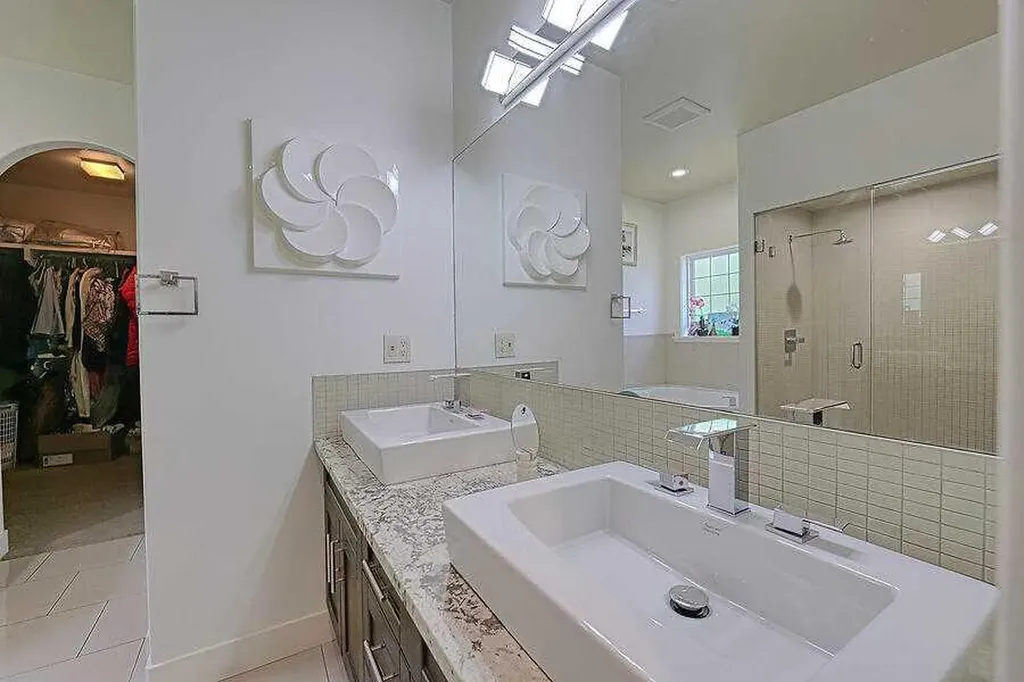 16 Rockcliff Point NW Calgary AB T3G 5Z4