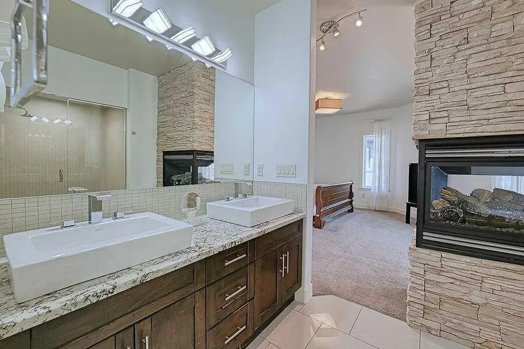 16 Rockcliff Point NW Calgary AB T3G 5Z4