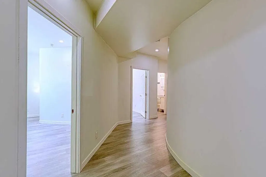 16 Rockcliff Point NW Calgary AB T3G 5Z4