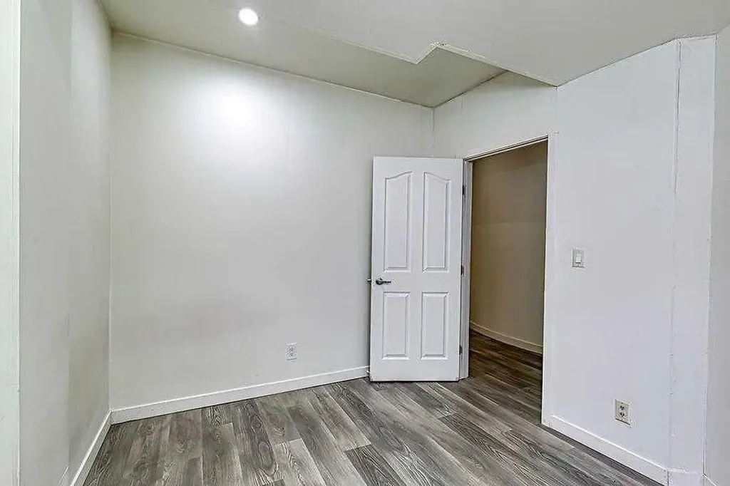 16 Rockcliff Point NW Calgary AB T3G 5Z4