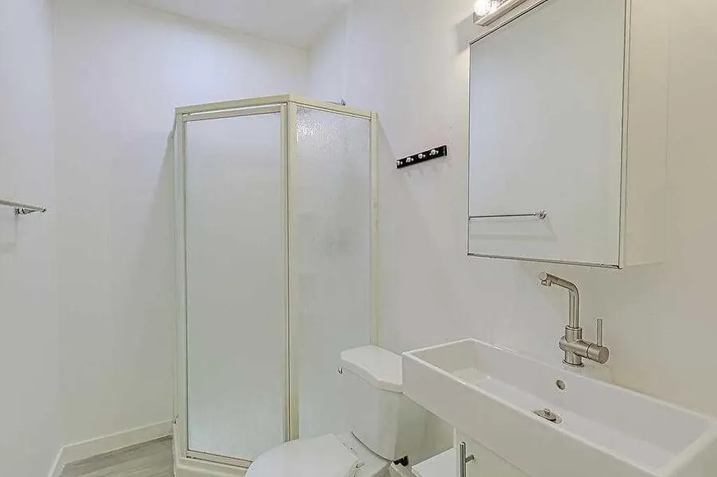 16 Rockcliff Point NW Calgary AB T3G 5Z4