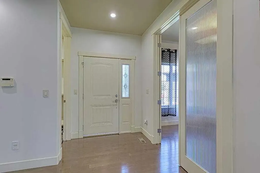 16 Rockcliff Point NW Calgary AB T3G 5Z4