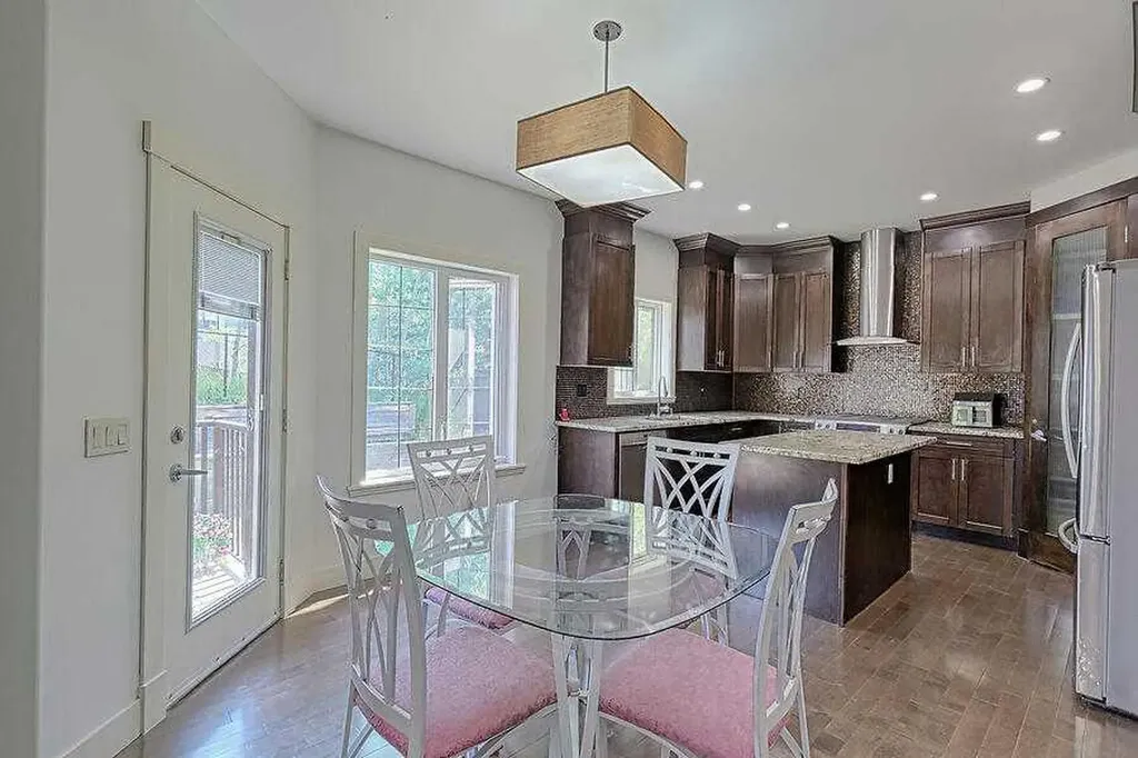 16 Rockcliff Point NW Calgary AB T3G 5Z4
