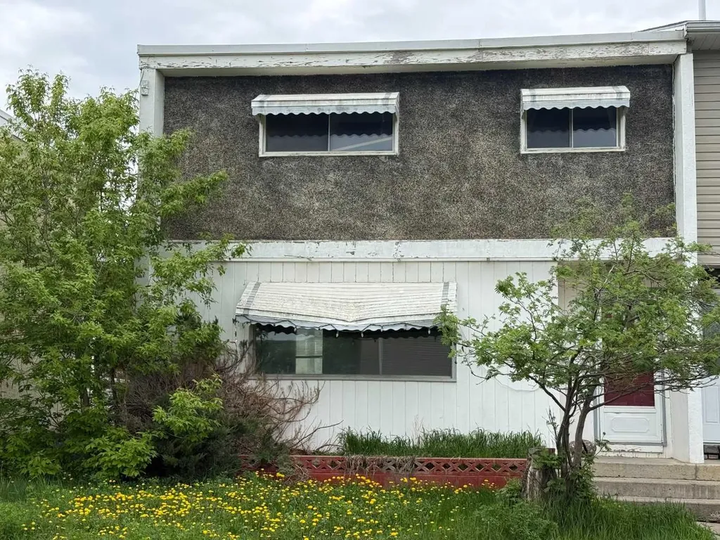 9507 89 Avenue Peace River AB T8S 1G7
