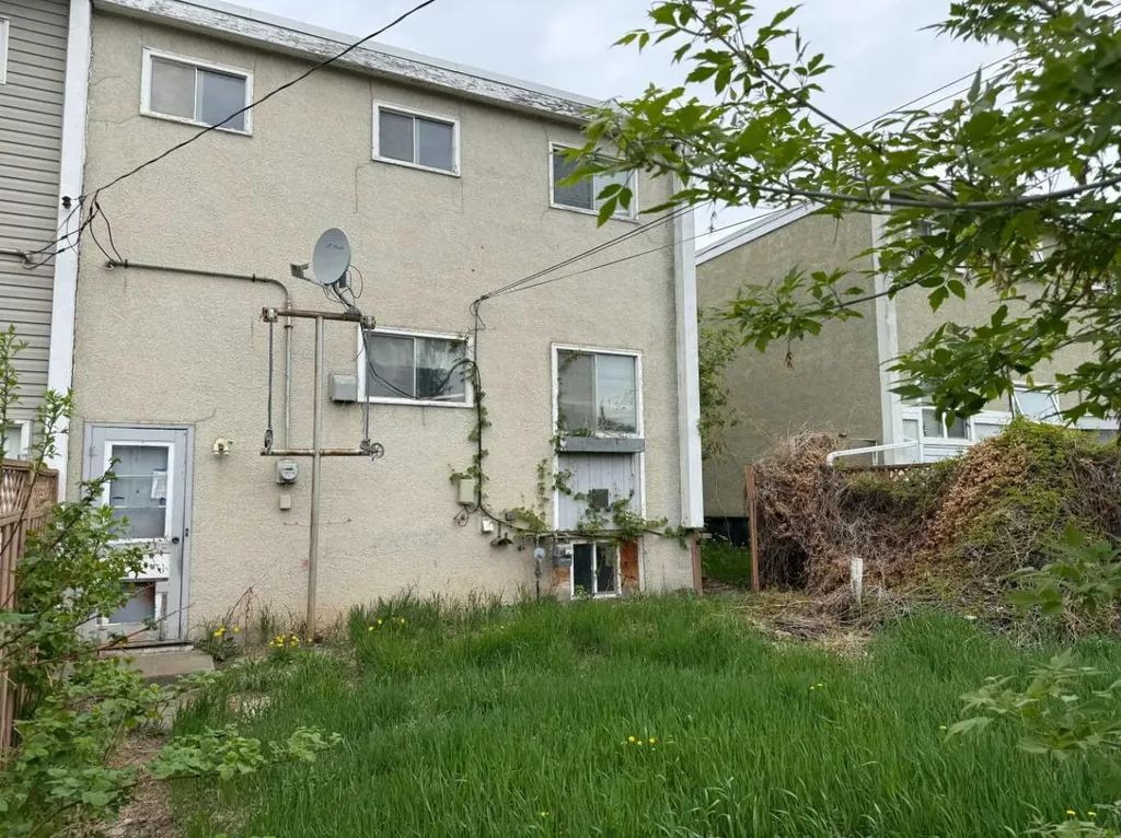 9507 89 Avenue Peace River AB T8S 1G7