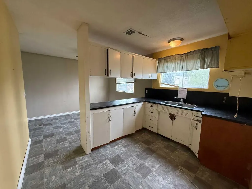 9507 89 Avenue Peace River AB T8S 1G7