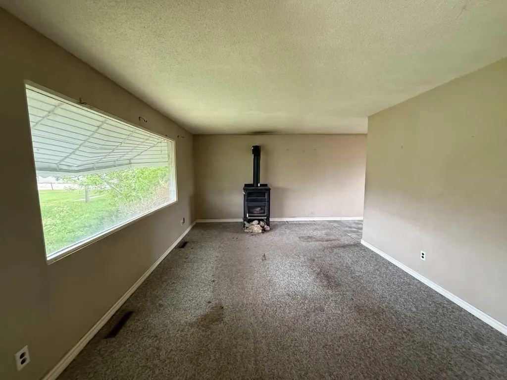9507 89 Avenue Peace River AB T8S 1G7
