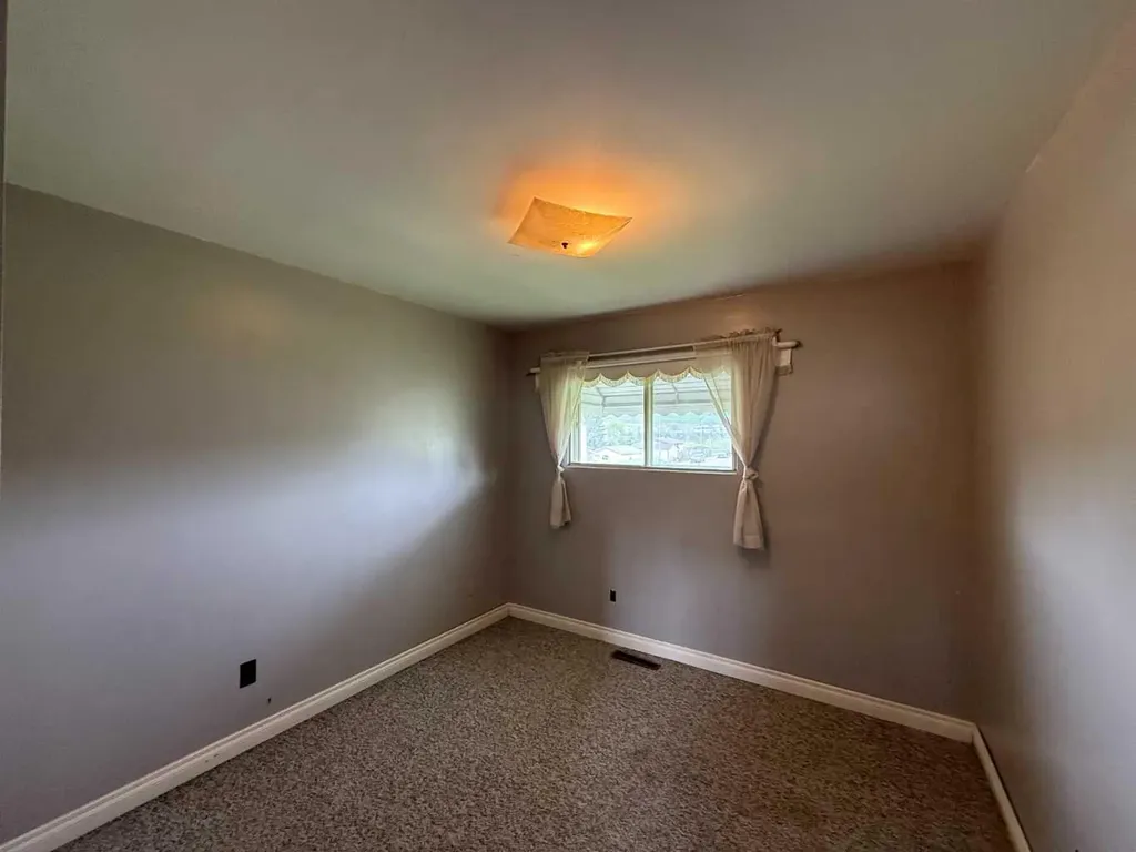 9507 89 Avenue Peace River AB T8S 1G7