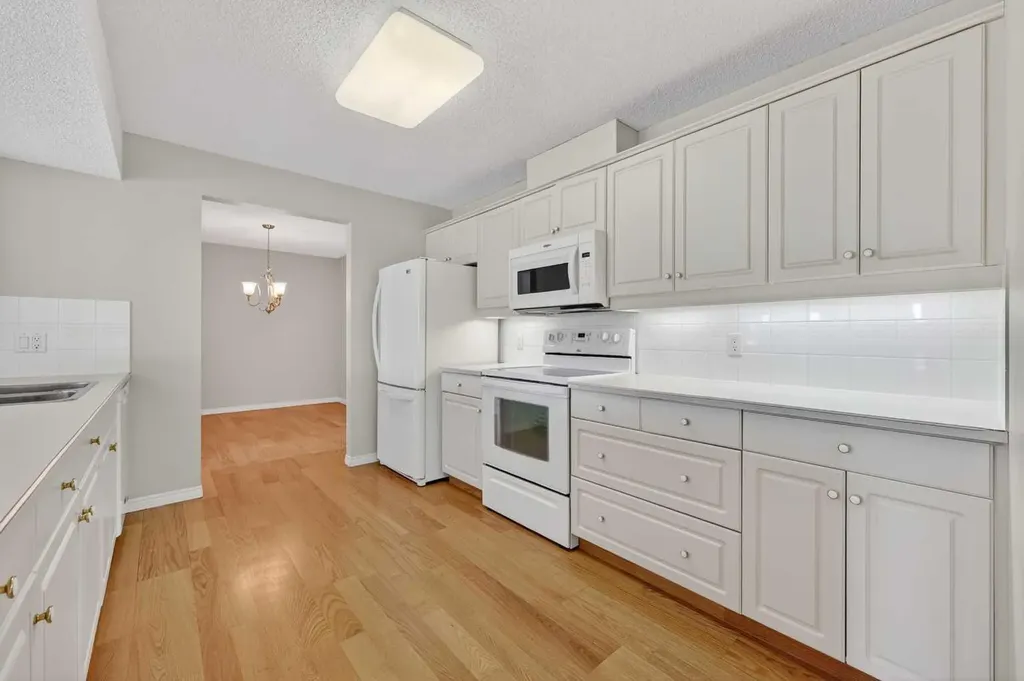 9449 19 Street SW Calgary AB T2V 5J8