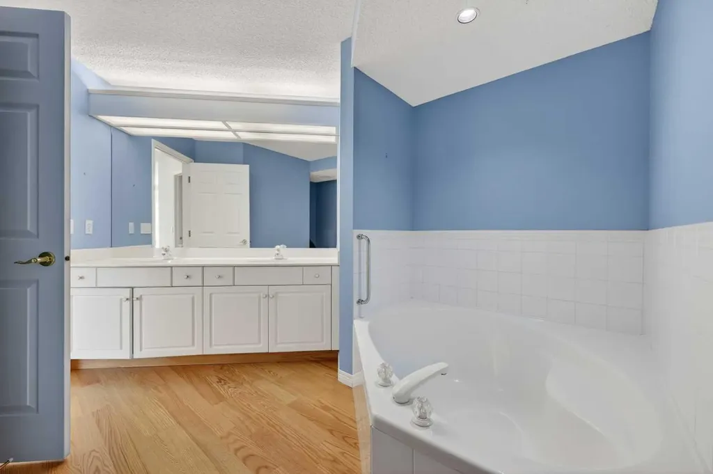 9449 19 Street SW Calgary AB T2V 5J8