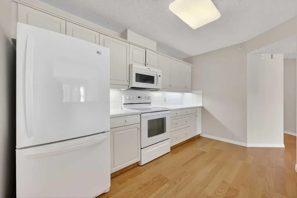 9449 19 Street SW Calgary AB T2V 5J8