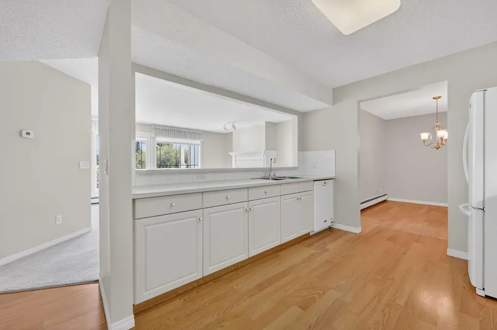9449 19 Street SW Calgary AB T2V 5J8