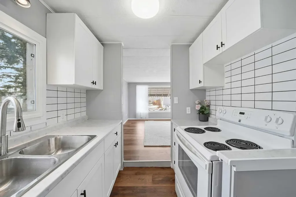 6220 17 Avenue SE Calgary AB T2A0V6