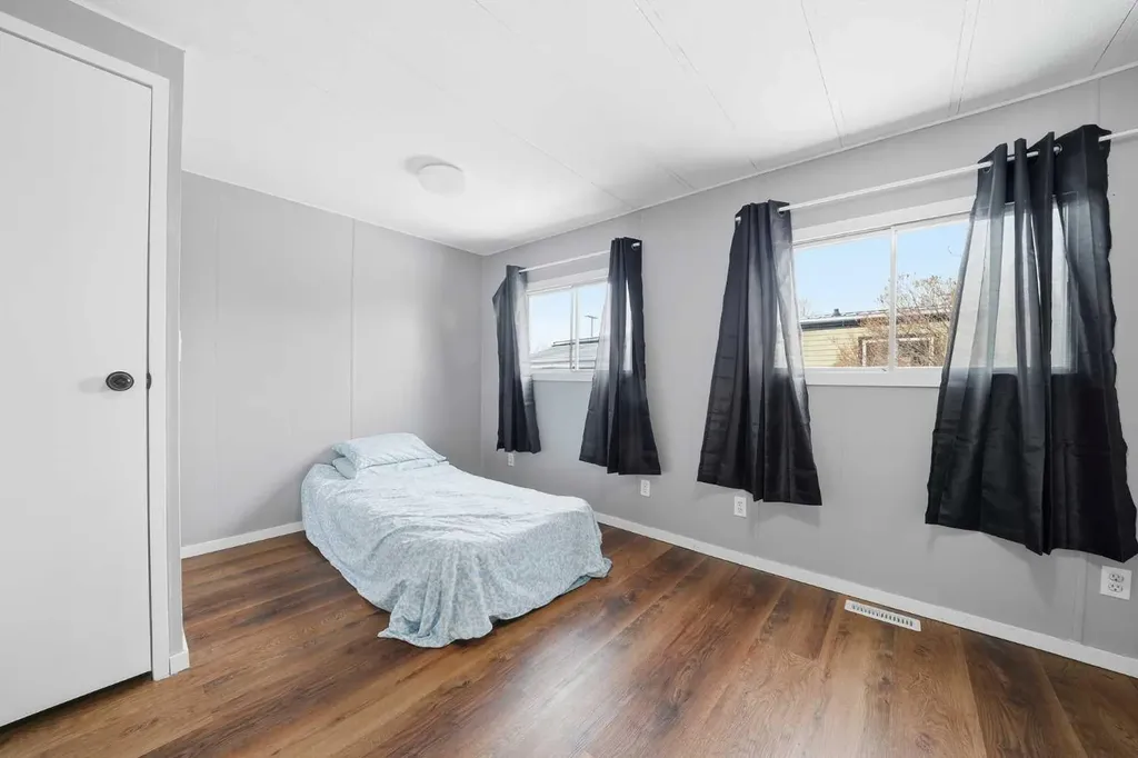 6220 17 Avenue SE Calgary AB T2A0V6