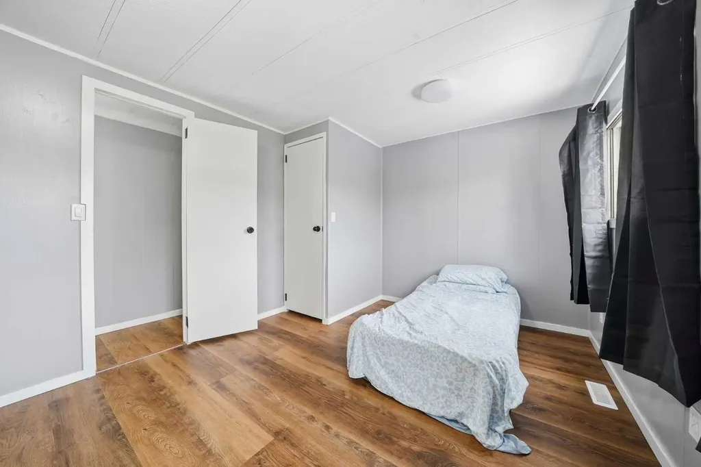 6220 17 Avenue SE Calgary AB T2A0V6