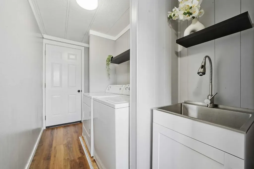 6220 17 Avenue SE Calgary AB T2A0V6