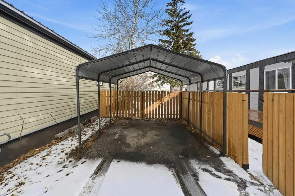 6220 17 Avenue SE Calgary AB T2A0V6