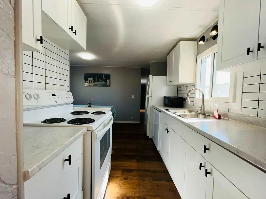 6220 17 Avenue SE Calgary AB T2A0V6