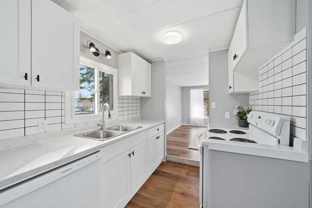 6220 17 Avenue SE Calgary AB T2A0V6