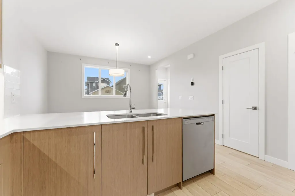 1060 West Lakeview Drive Chestermere AB T1X 2T3